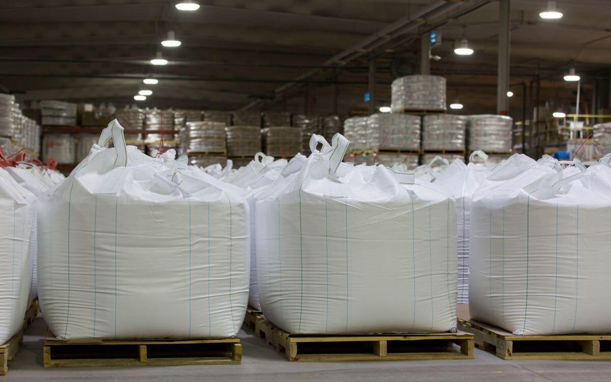 Super sacks on palettes in warehouse